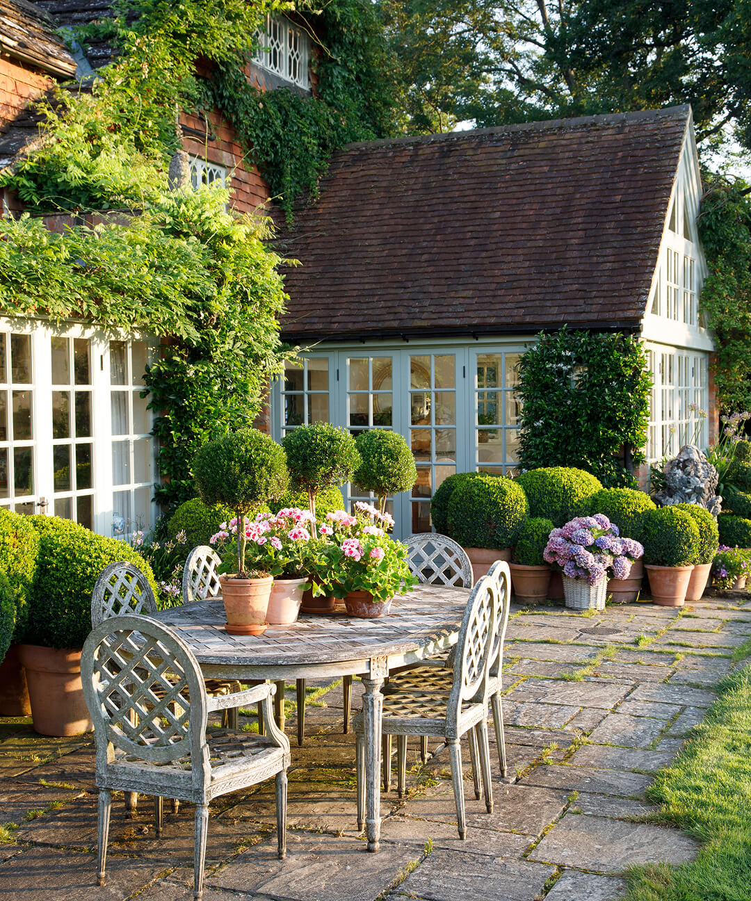 The Garden Furniture Trends Defining 2025: Elegant Outdoor Living with Timeless Style