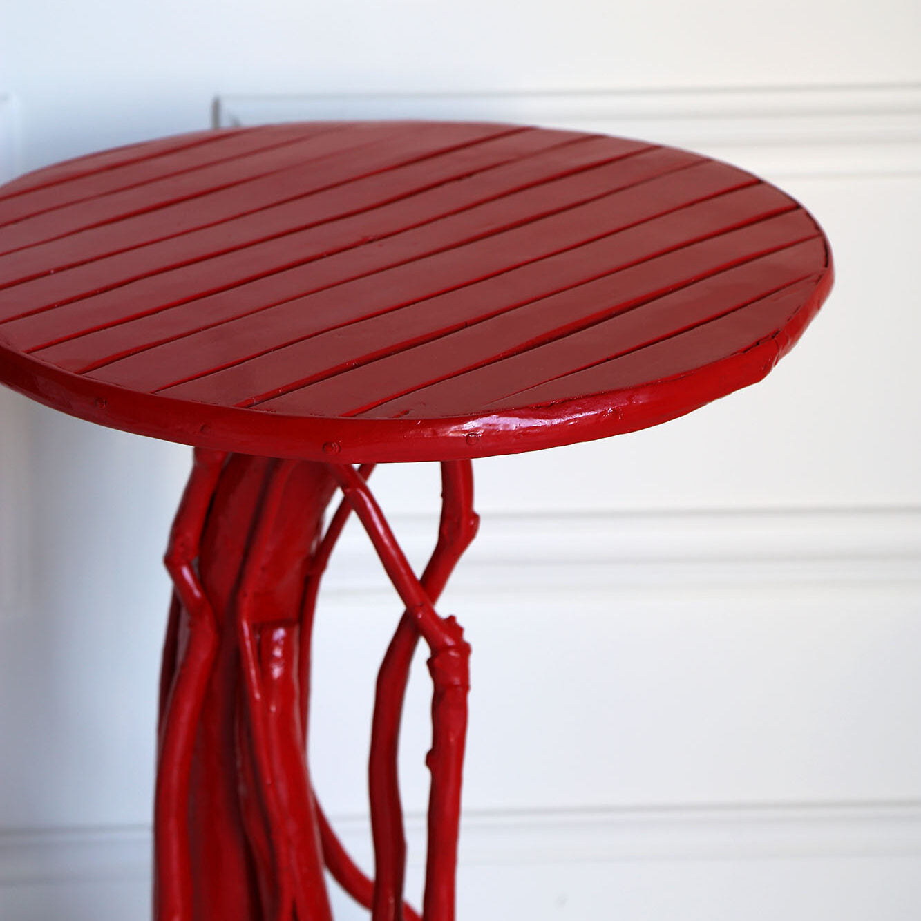 Stephan Side Table, Coral Red &#8211; WS closeup.vignette