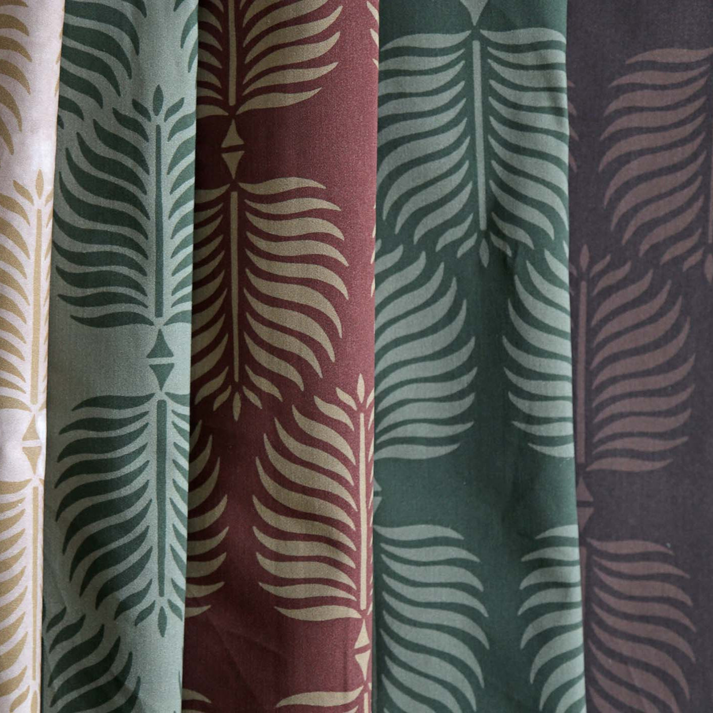 Persia Leaf - Sable on Dark Brown