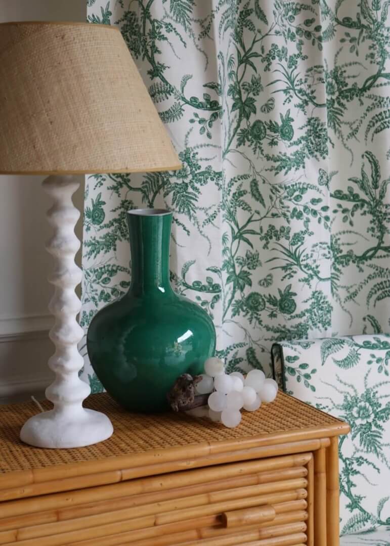Vignette.Paradiso Paolo&#8217;s Green.Rocky Table Lamp Tall.Praia Chest Honey
